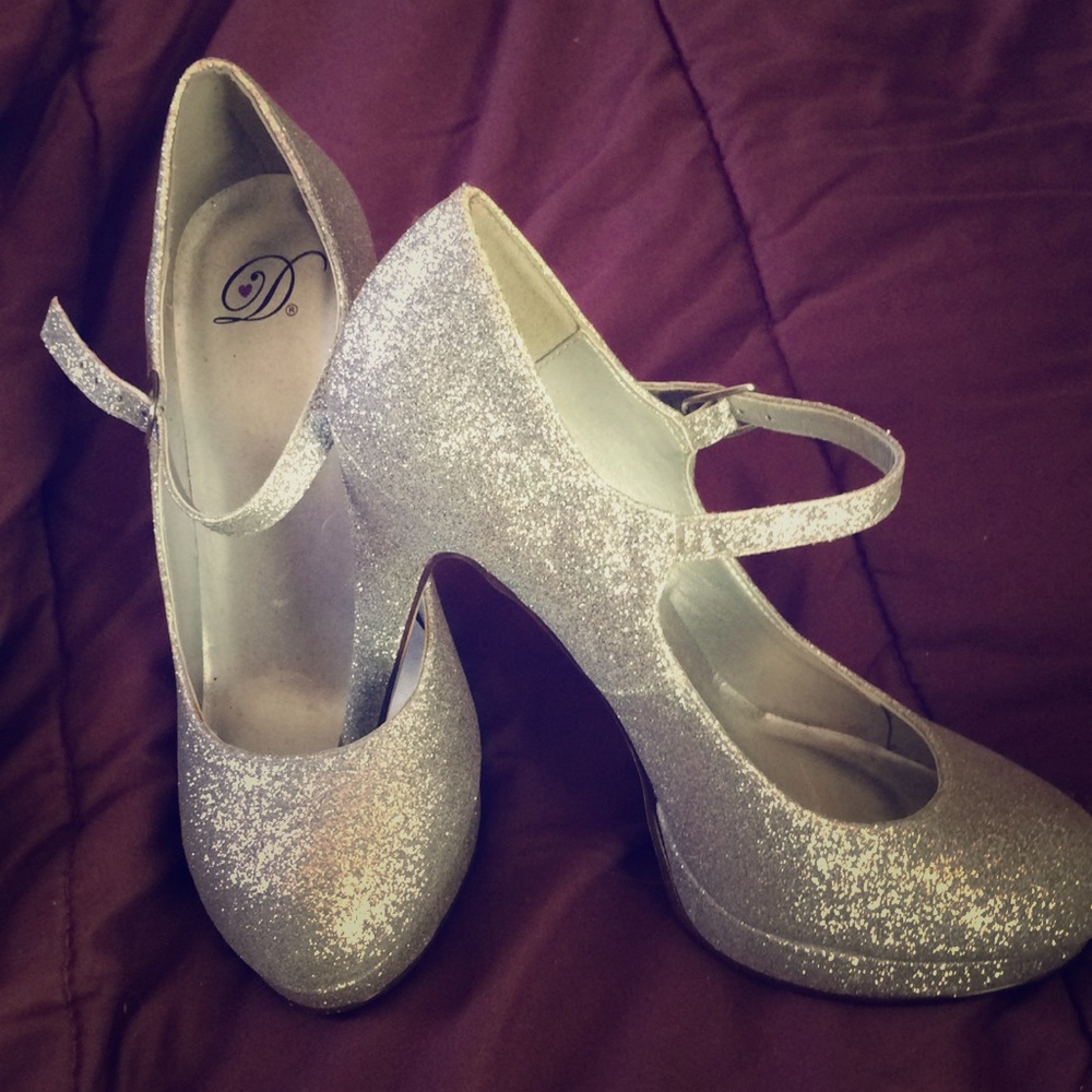 Silver glitter maryjane heals